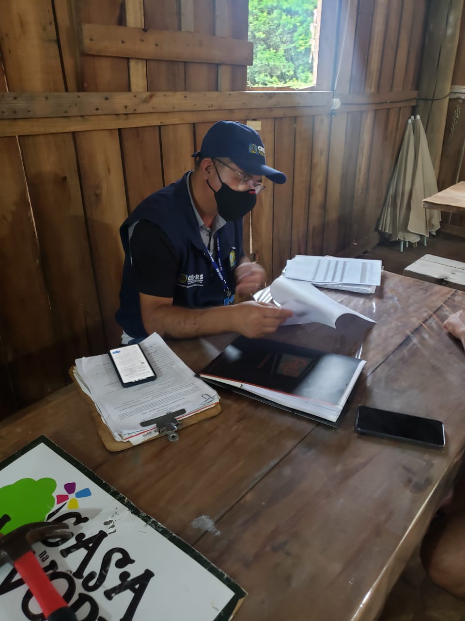 Agente fiscal Homero Lopes verifica a documentação do parque